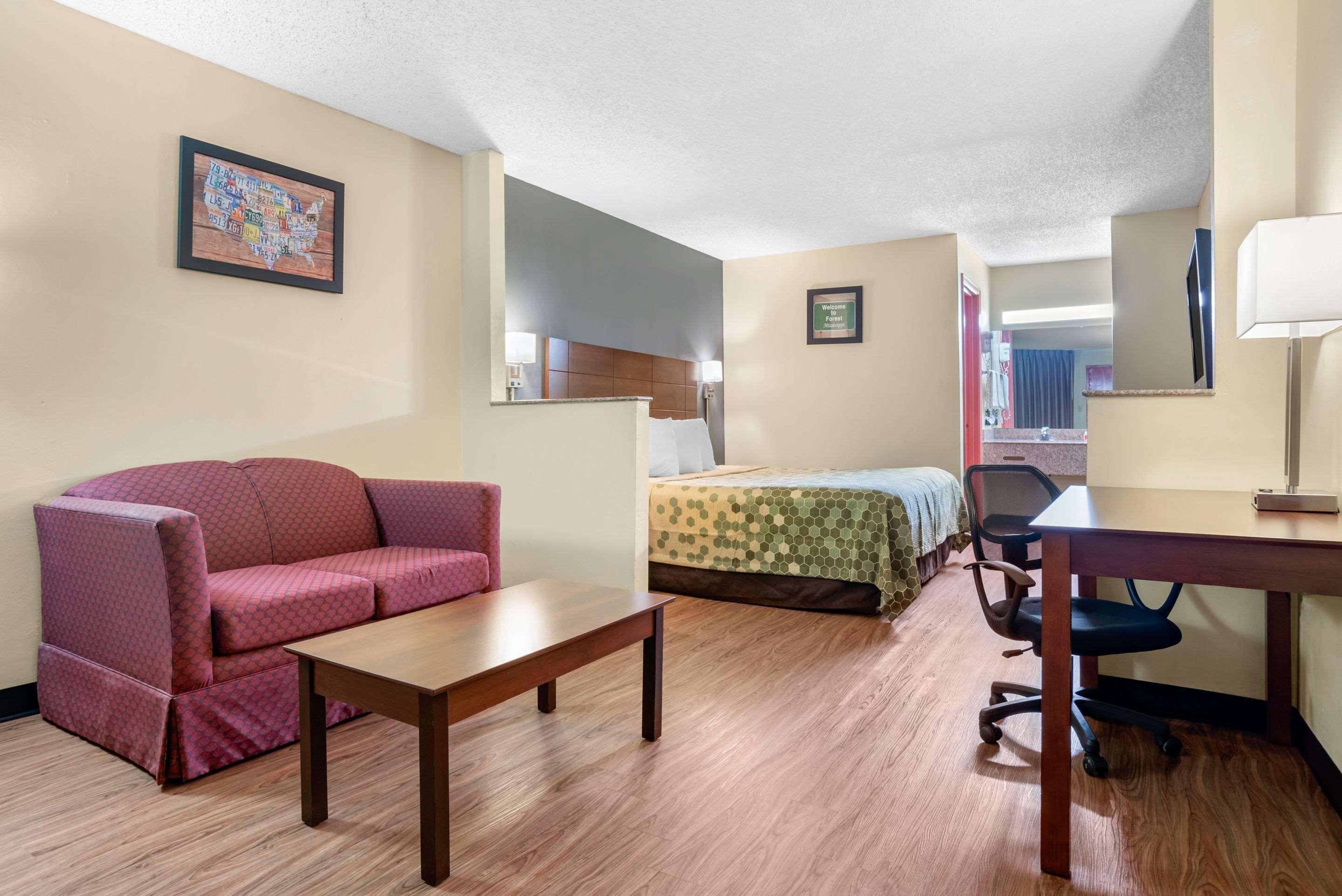 Econo Lodge Inn & Suites Forest Bagian luar foto