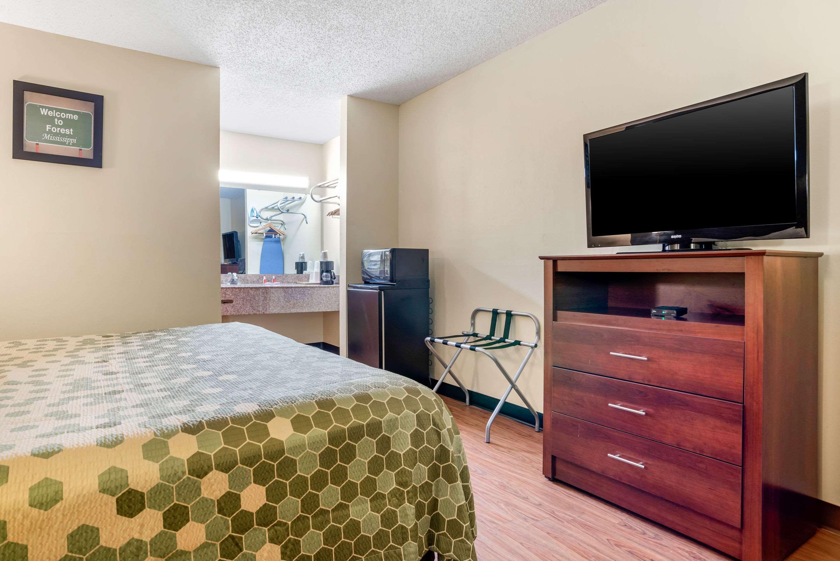 Econo Lodge Inn & Suites Forest Bagian luar foto
