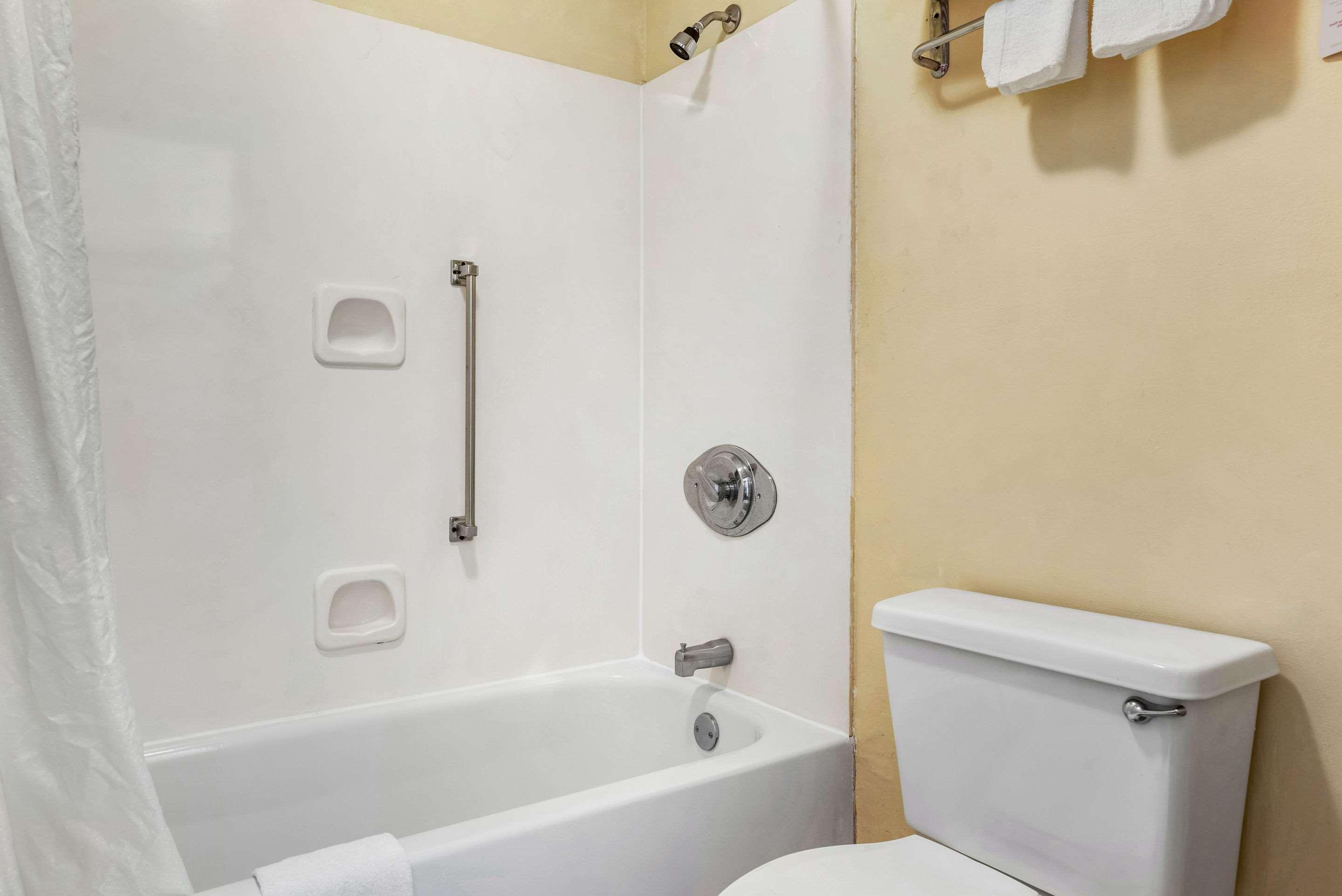 Econo Lodge Inn & Suites Forest Bagian luar foto