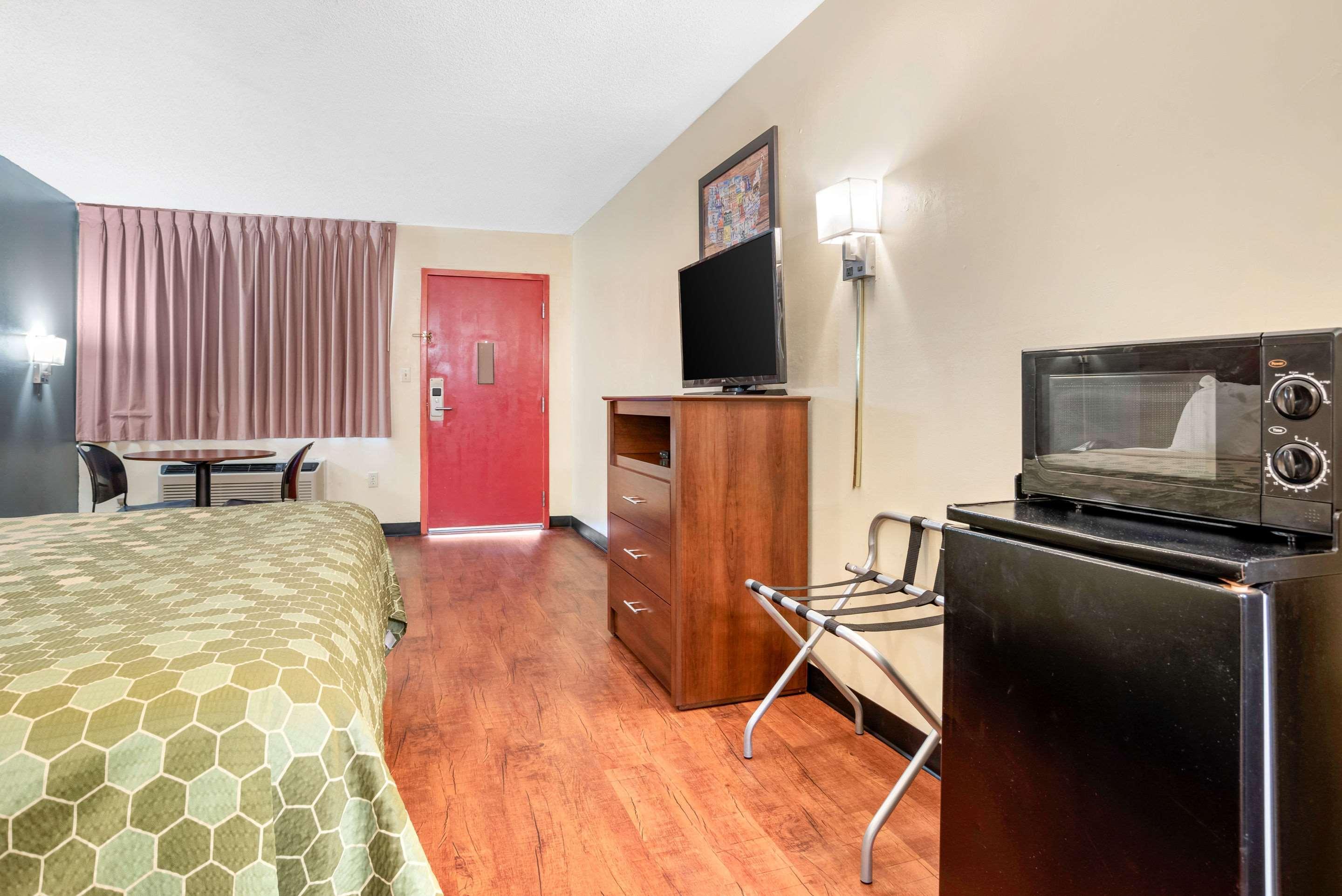 Econo Lodge Inn & Suites Forest Bagian luar foto