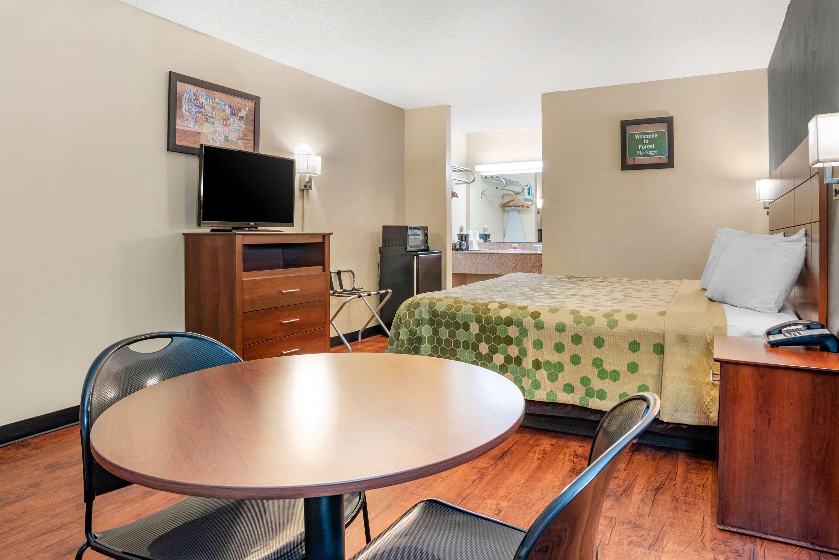 Econo Lodge Inn & Suites Forest Bagian luar foto