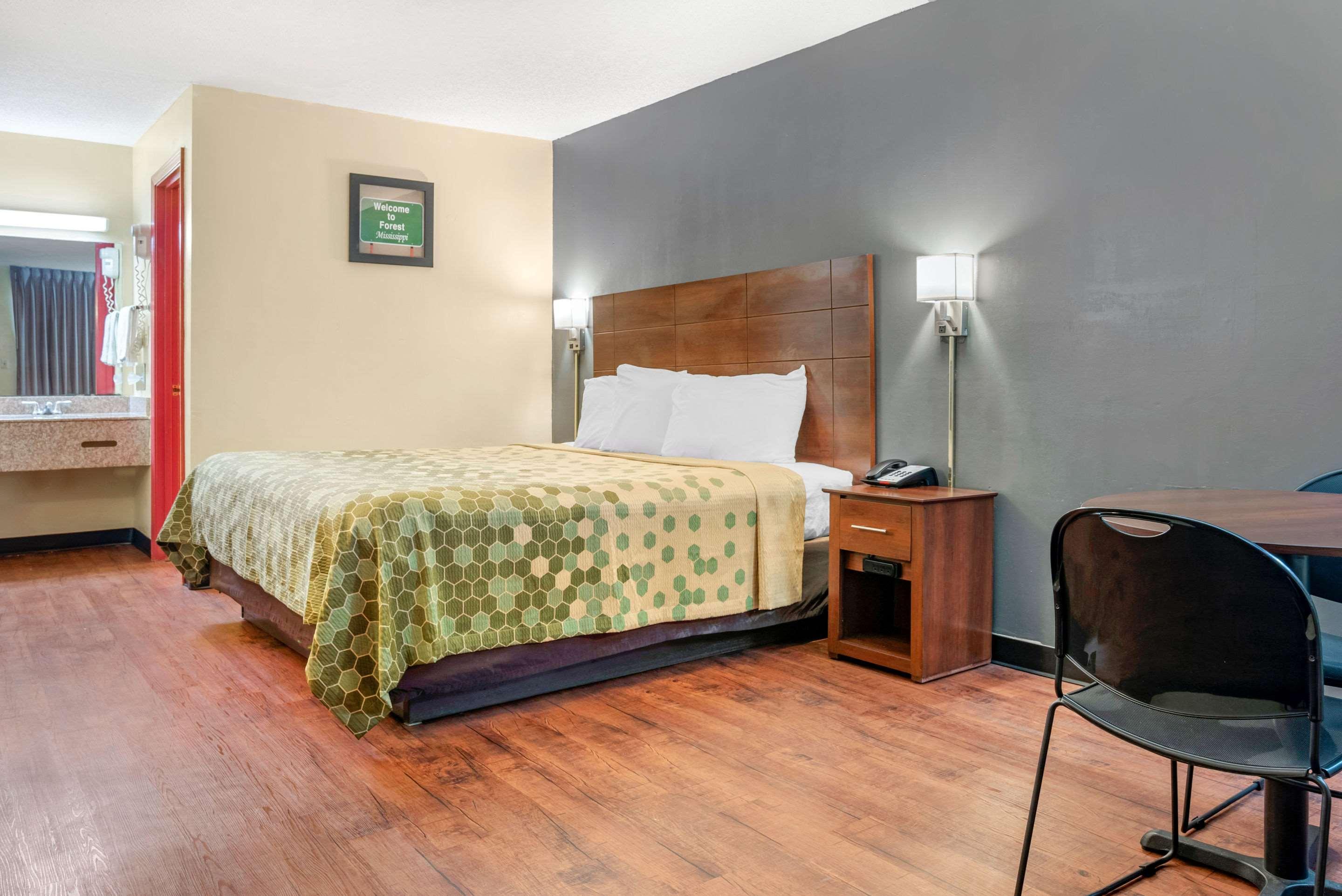 Econo Lodge Inn & Suites Forest Bagian luar foto