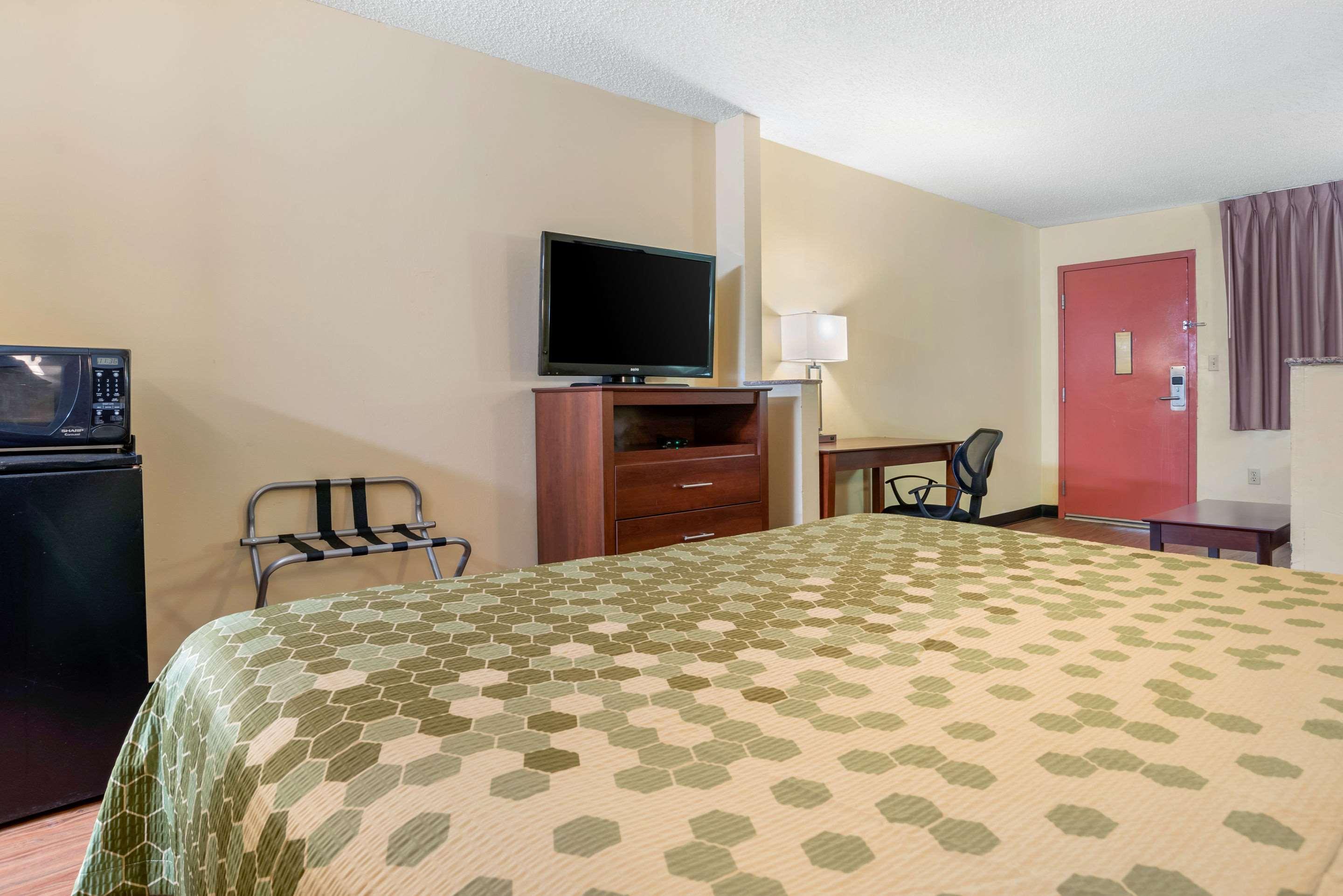 Econo Lodge Inn & Suites Forest Bagian luar foto