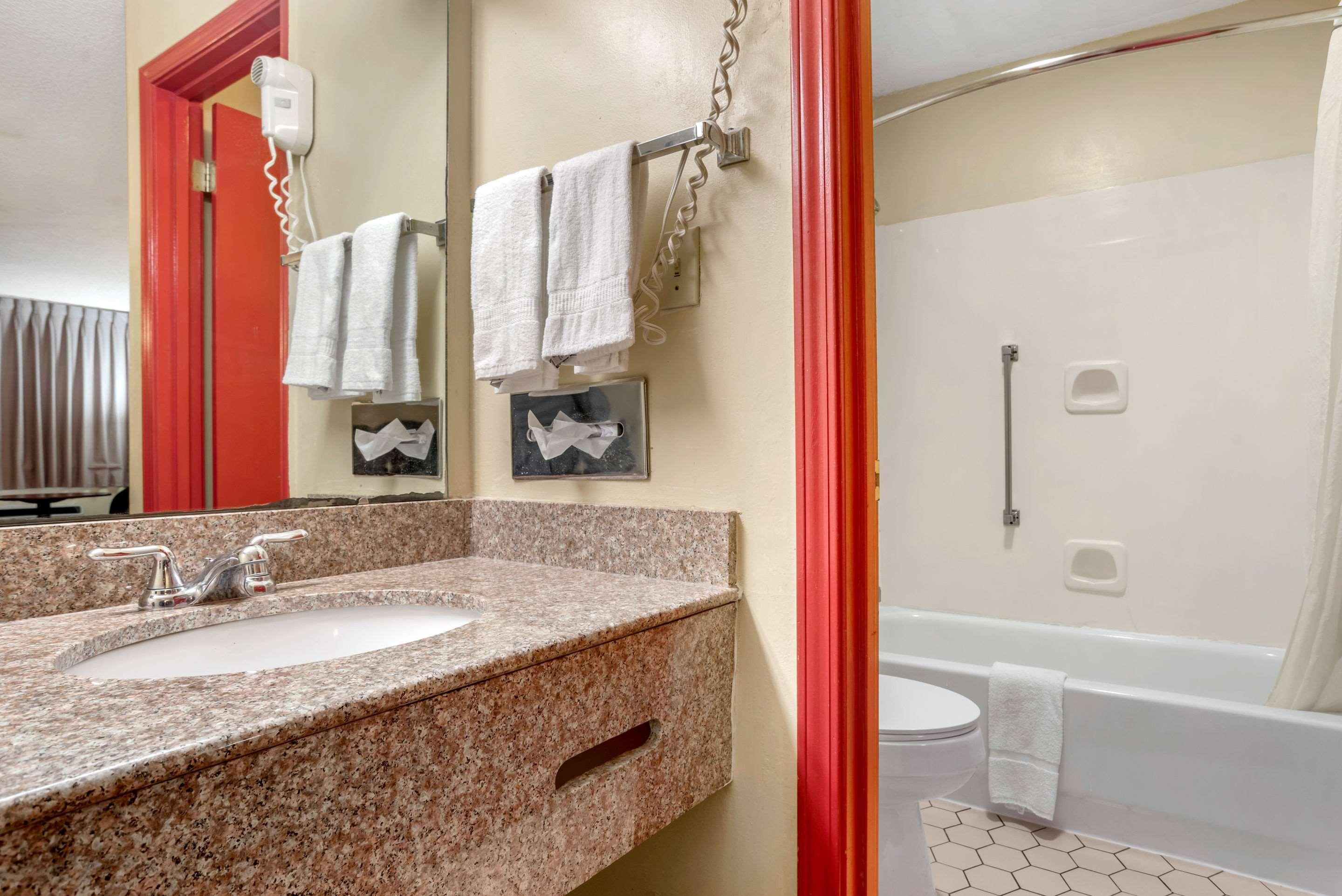 Econo Lodge Inn & Suites Forest Bagian luar foto