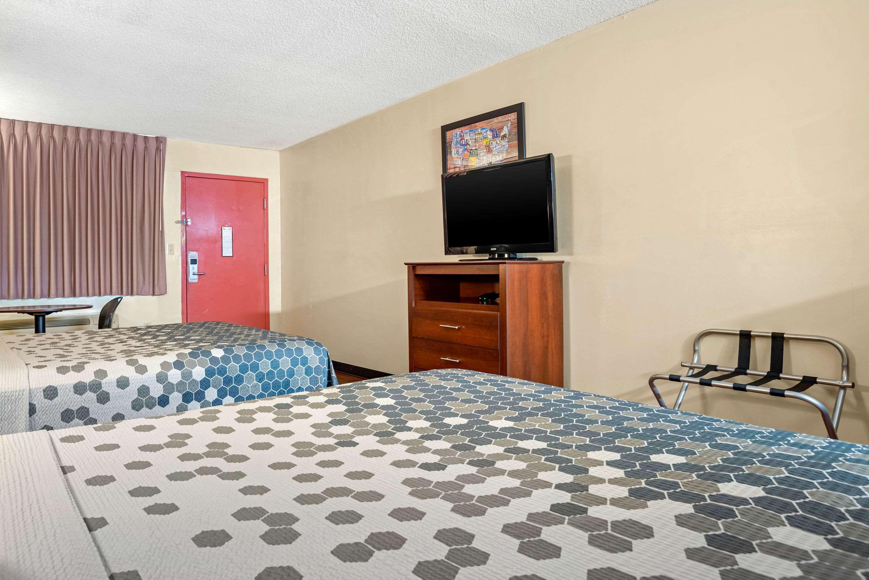 Econo Lodge Inn & Suites Forest Bagian luar foto
