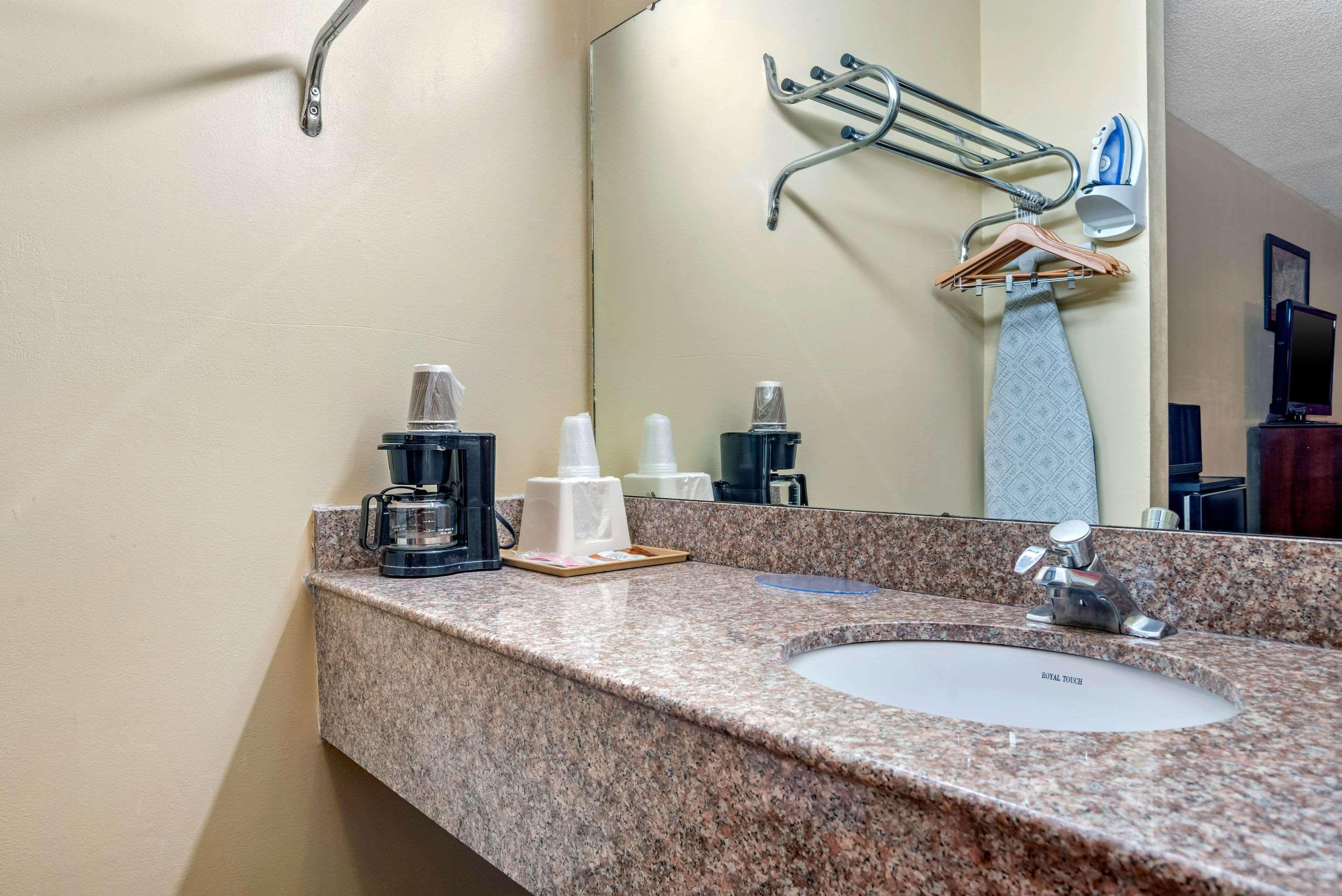 Econo Lodge Inn & Suites Forest Bagian luar foto