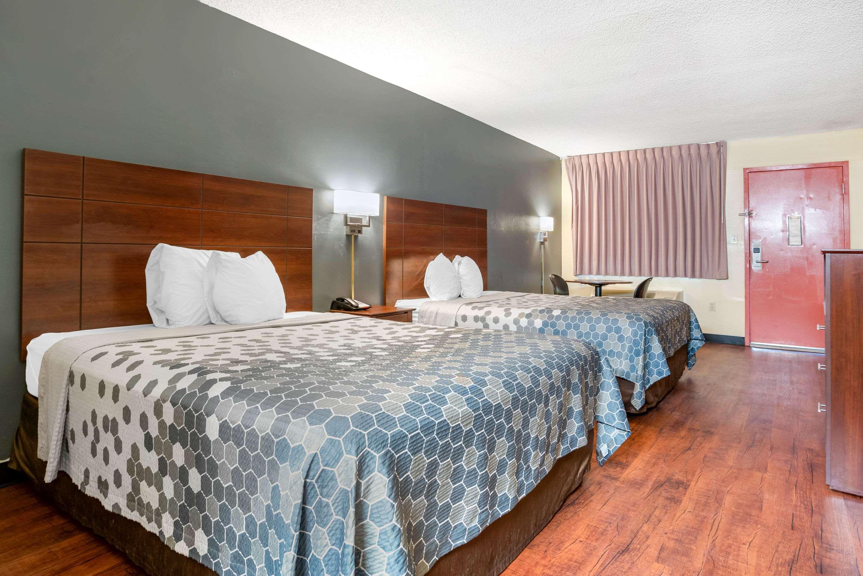 Econo Lodge Inn & Suites Forest Bagian luar foto