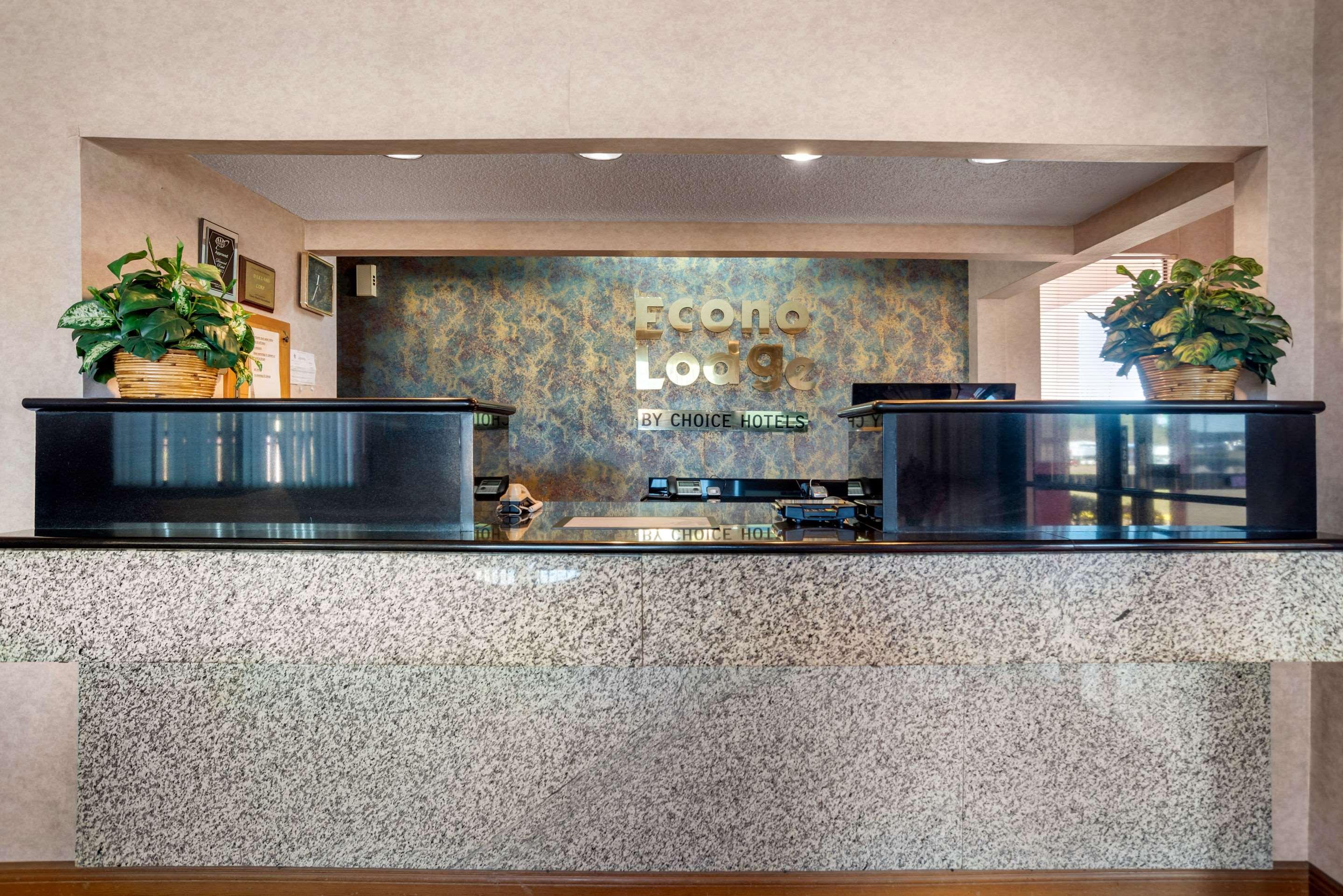 Econo Lodge Inn & Suites Forest Bagian luar foto