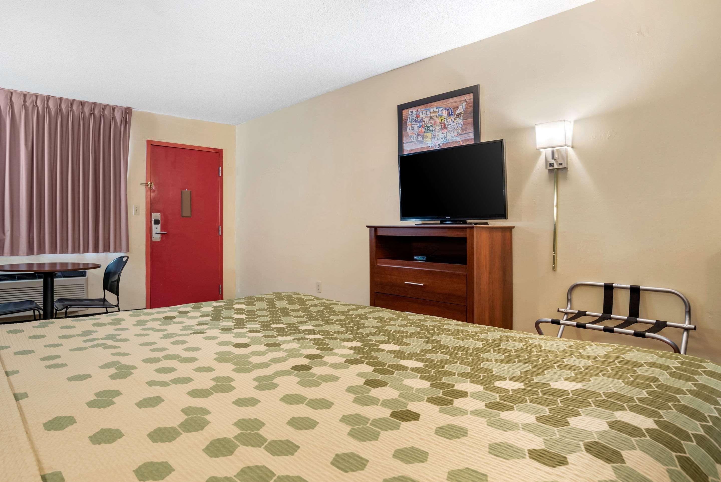 Econo Lodge Inn & Suites Forest Bagian luar foto