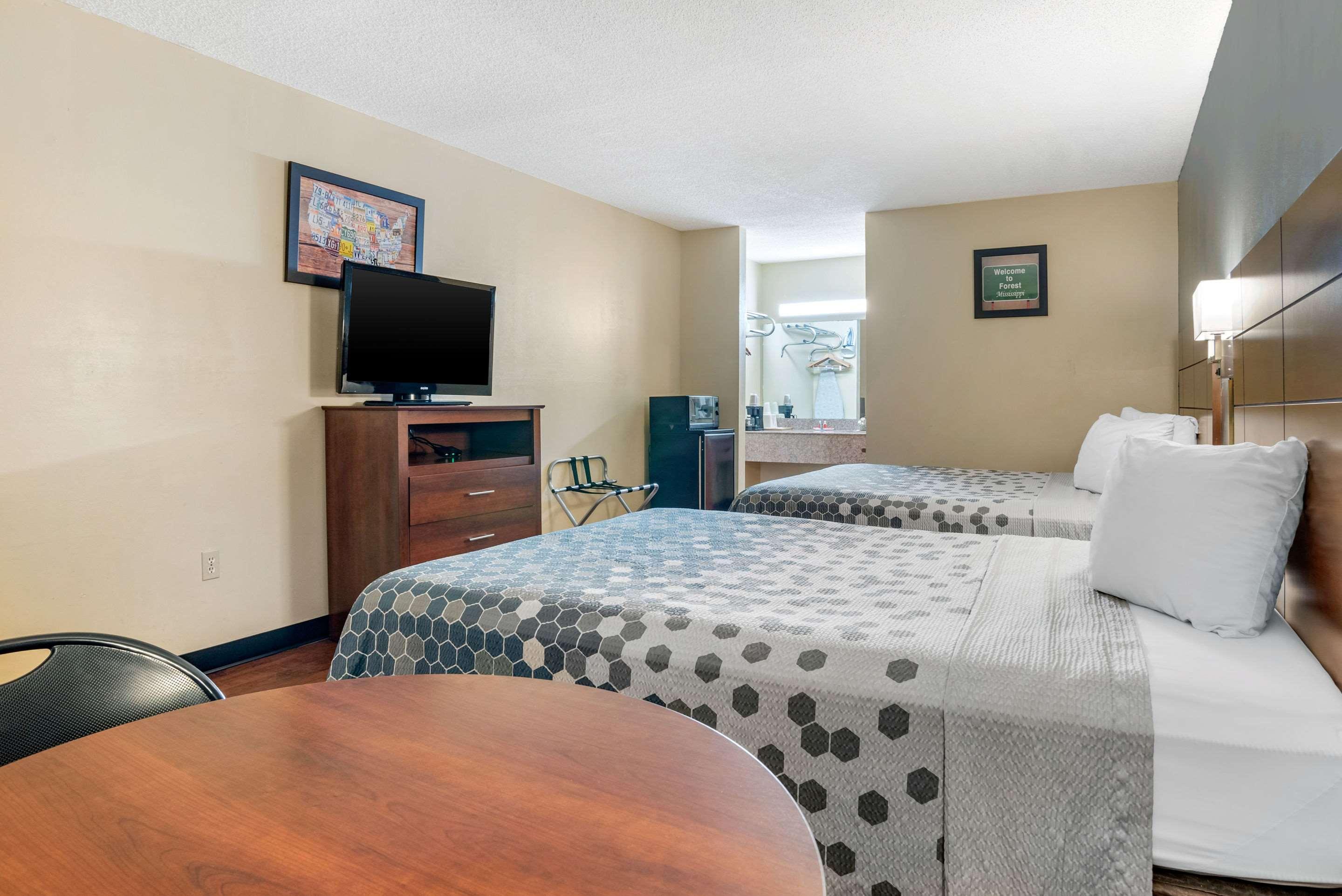 Econo Lodge Inn & Suites Forest Bagian luar foto