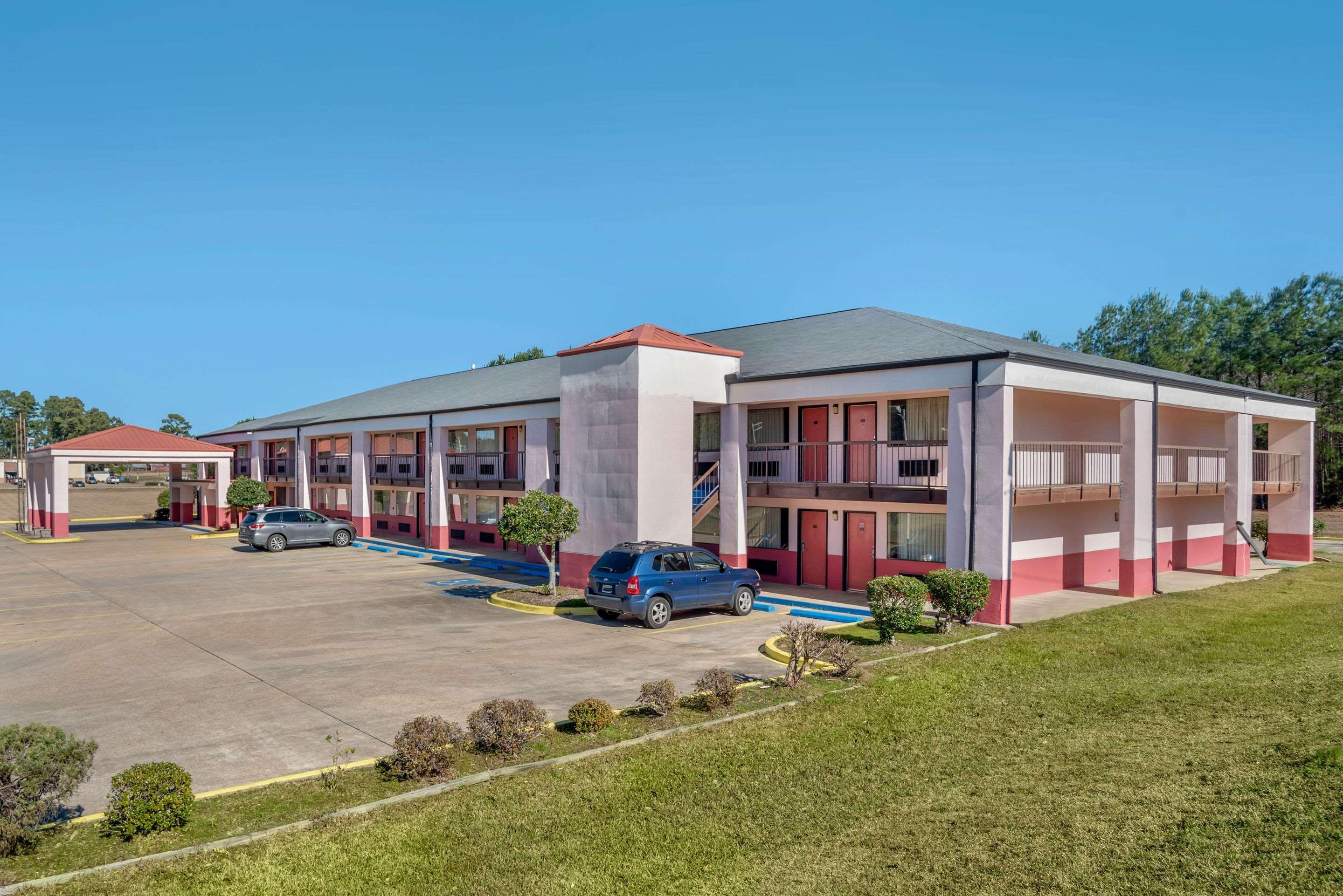 Econo Lodge Inn & Suites Forest Bagian luar foto