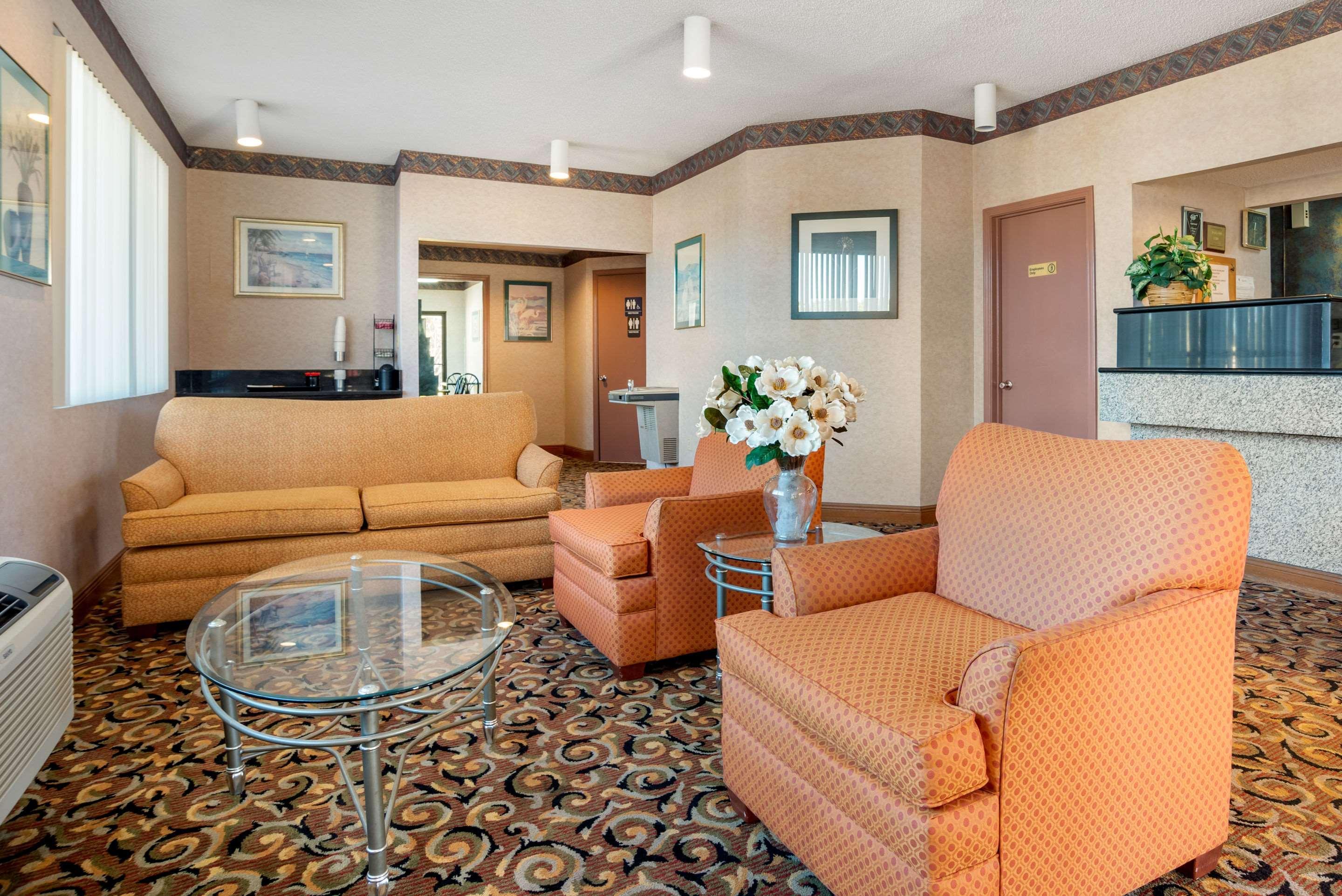 Econo Lodge Inn & Suites Forest Bagian luar foto