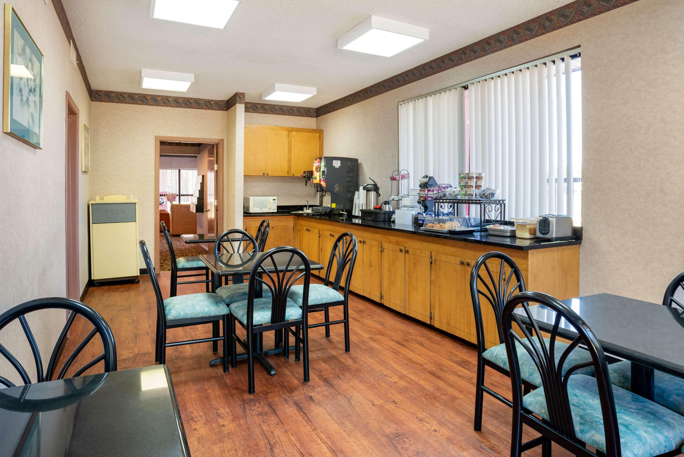 Econo Lodge Inn & Suites Forest Bagian luar foto