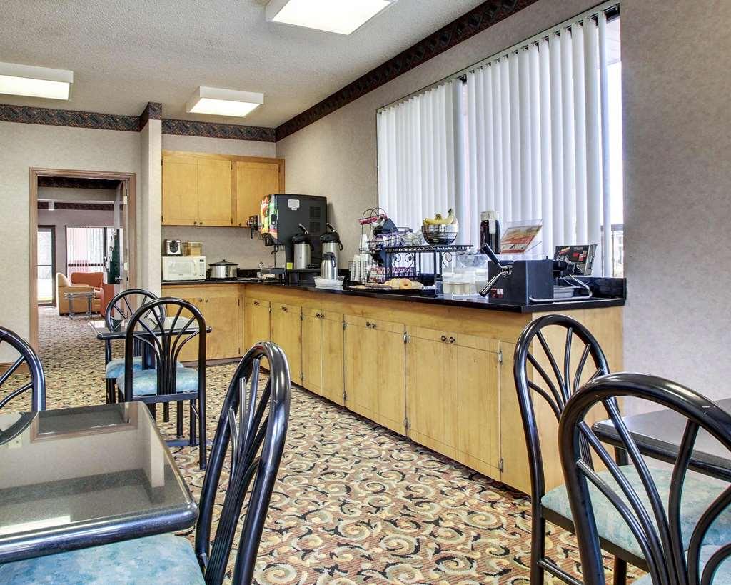 Econo Lodge Inn & Suites Forest Restoran foto
